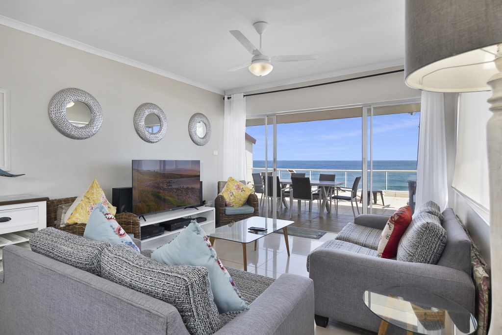 Sea-view lounge ready for a spontaneous weekend escape